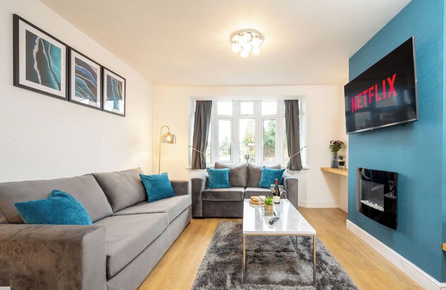 Luxury 5 Bed House With Parking & Garden In The Heart of Shirley Solihull