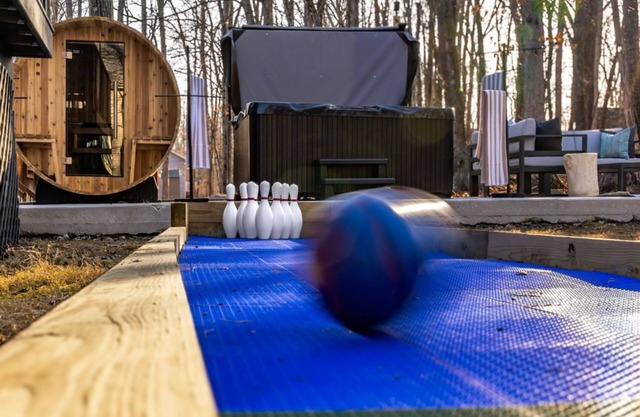 Luxury 5-bedroom cabin with Mini Golf, Sauna & Hot Tub in East Stroudsburg