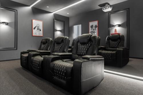 Luxury 5 Bedroom Family Villa with Pool Theater and Arcade Near Disney