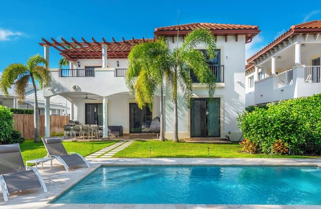 Luxury 5 Bedroom Villa in Miami with heated pool