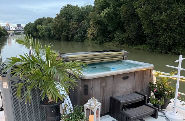 Luxury 5 stateroom 2 bath River Yacht w/hot tub -5 min from downtown Louisville!