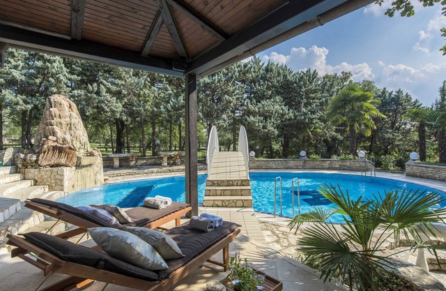 Luxury 5 * Villa-PRIVATE TENNIS COURT, pool, sauna, beach nearby, Istria