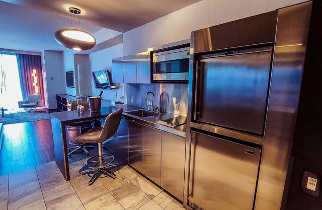 Luxury 53rd Flr Condo with Amazing Sunset View & Balcony NO ReFee at Palms Place