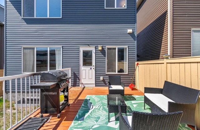 Luxury 5BR Sleeps 16 3 Kitchens + TVs in Rooms