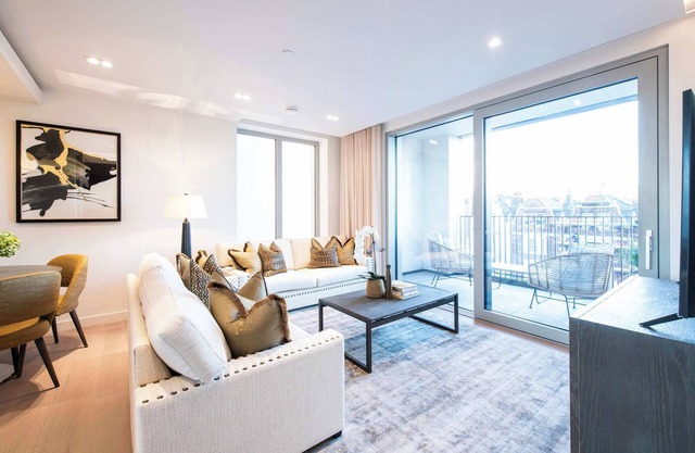Luxury 5th floor 2 bed with Balcony