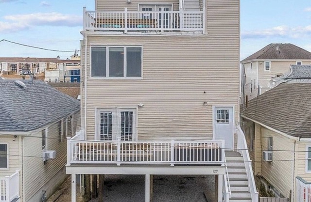 Luxury 6+BR & 7BTH house w/AC, 1.5 blocks from Beach & Broadwalk. Rooftop views