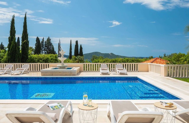 Luxury 6-BR villa for 12, with heated pool, close to the sea