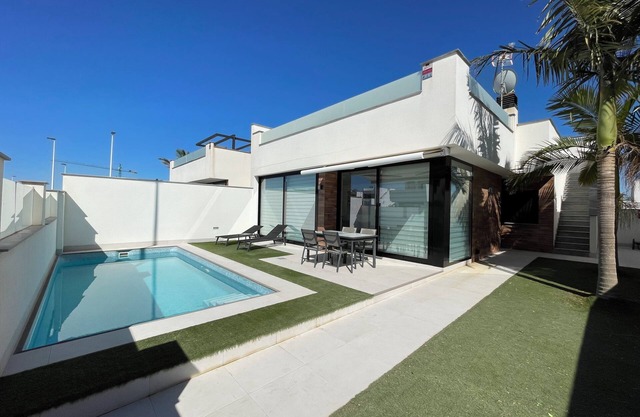 Luxury 6-person villa with swimming pool, sunroof near the beach and golf courses
