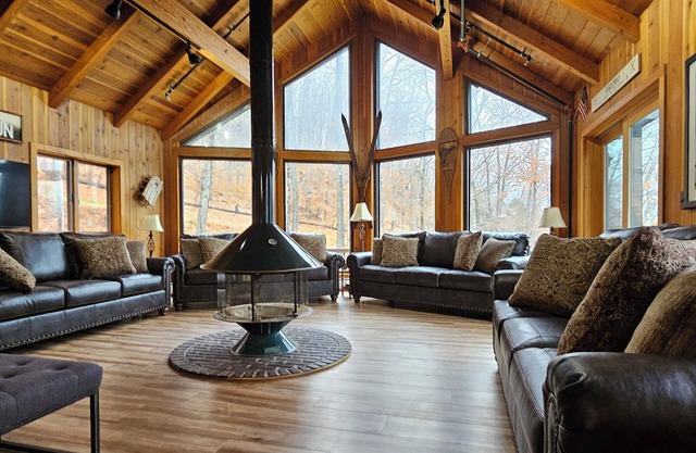 Luxury 8BR Ski In/Out Okemo Chalet on Sachem Trail Sleeps 22 Adults