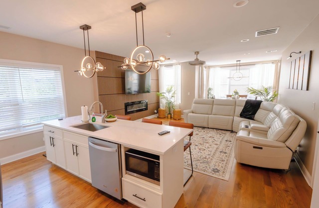 Luxury 9 BR, Villa Mins from Downtown and the Lake.