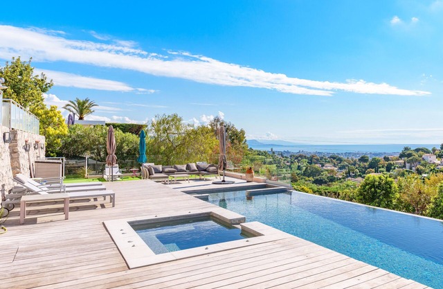 Luxury accommodation with panoramic sea view in a villa high above Cannes