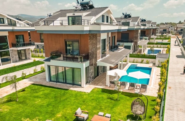 Luxury advantageous villa within walking distance to the beach