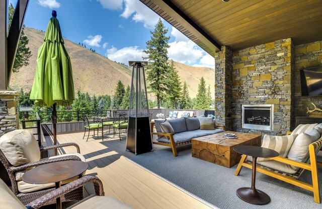 Luxury Alpine Home w/Hot Tub: 1 Mi to Sun Valley!