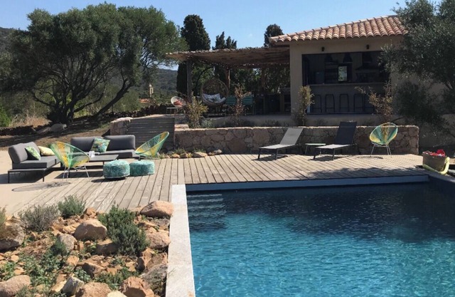 LUXURY AND QUIET VILLA WITH POOL - 10 mins FROM THE BEACHES