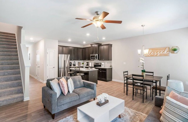 Luxury and Stylish, Newly built 2021. Minutes from the airport.