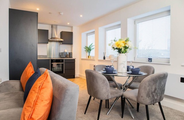 Luxury Apartment | 2BR | Central | Sleeps 5 | FREE PARKING