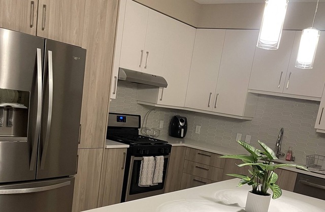 Luxury apt 5 mins from airport/downtown POOL ACCESS! & JACUZZI!