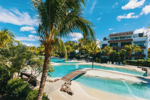 Luxury Apt - Stunning Pool View - Beaches 2 min