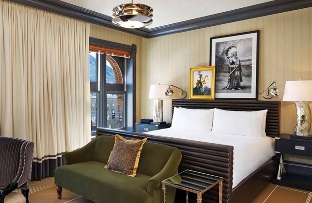 Luxury Aspen King Hotel Room in the heart of Downtown Aspen - 3 Blocks to Lift!
