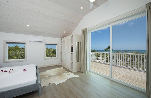 Luxury Beach House with Pool in Boutique Resort