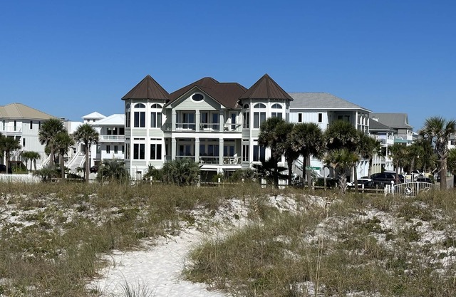 Luxury Beach Home, Gated, Beach Front, Pool, Granite, Bay pier, bikes