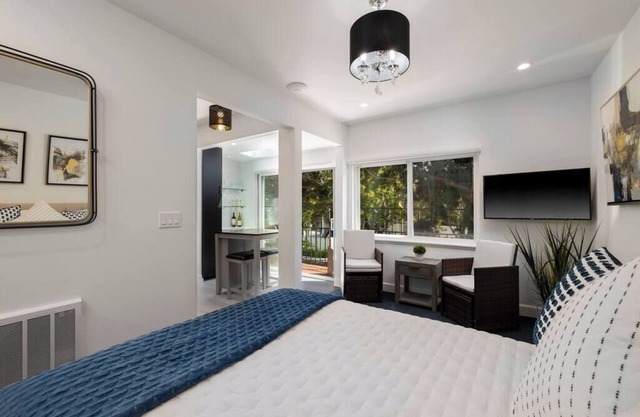 Luxury Beach Studio — 2 blocks to the Beach and Funk Zone