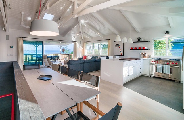Luxury Beachfront home on Hanalei Bay with A/C
