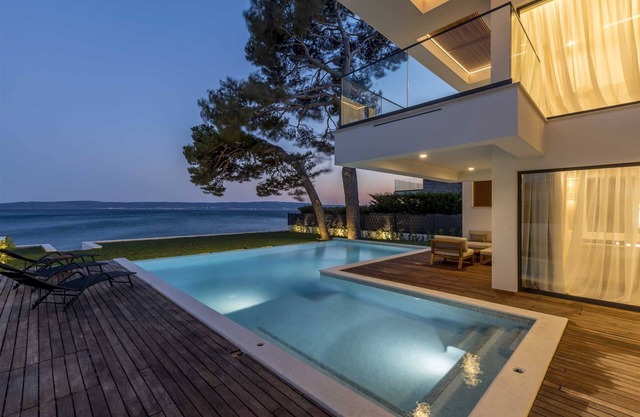 Luxury beachfront villa with infinity pool for 8