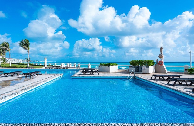 Luxury beachfront villa at Nizuc