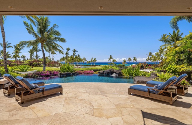 Luxury Big Island villa steps away from the best beach, sleeps 10!