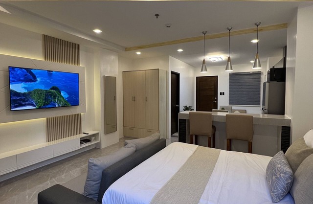Luxury Cabin Near Field Avenue