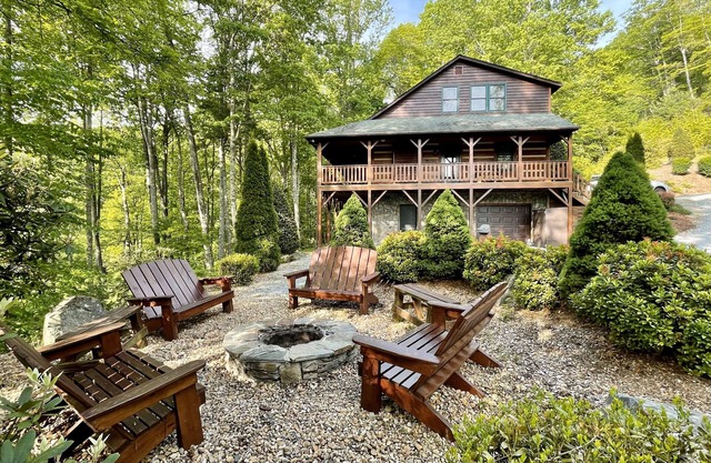 Luxury Cabin with Mountain Views, Fire pit, Hot tub and more !
