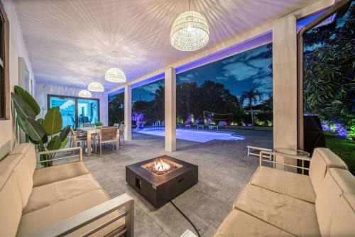 Luxury Casa Bianca Pool Volleyball Firepit Chess