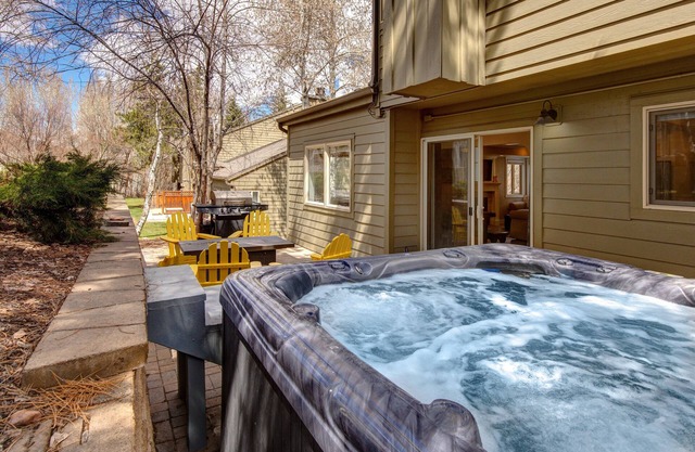 Luxury, Central Location, Private Deck & Hot Tub! Near Canyons Village