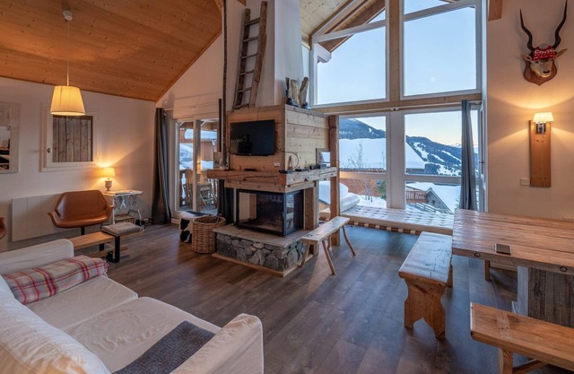 Luxury chalet (8p). 4 bedrooms (1 loft), 2 bathrooms and a loft. In the centre of Vallandry, with ski-in & out