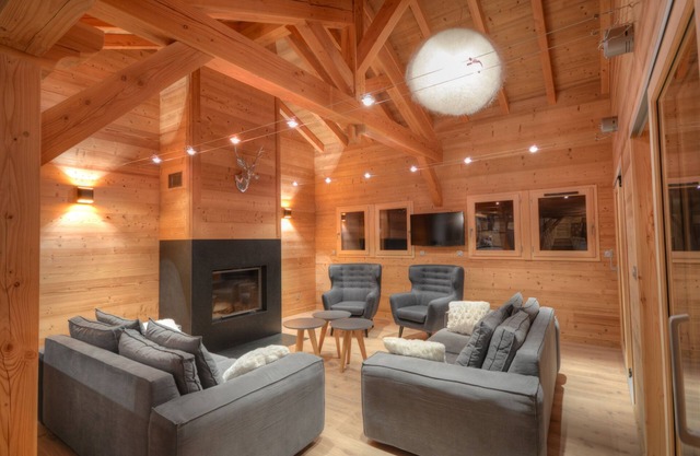 Luxury chalet in Les Carroz d’Arâches, sauna, billiards, 8 showers, 8 bedrooms