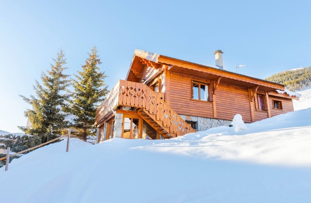 Luxury chalet in Alpe d'Huez at the foot of the slopes, close to shops