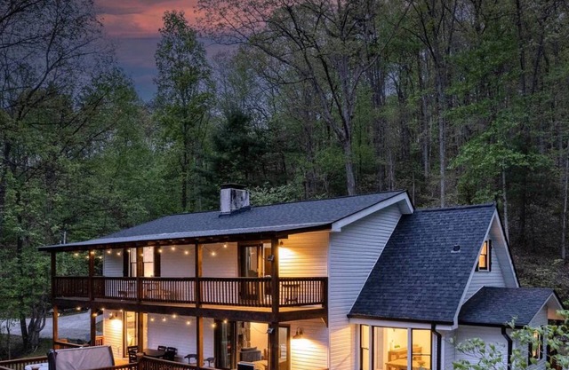 Luxury Chalet on 50 Acres w/Hot Tub, Game Room, Mountain View & seasonal spring