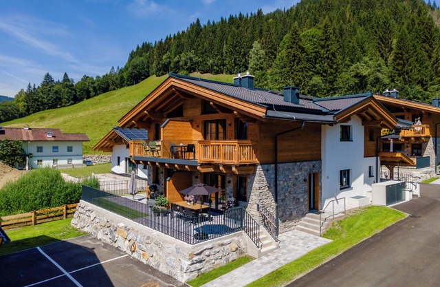 Luxury chalet with sauna right by the ski lift