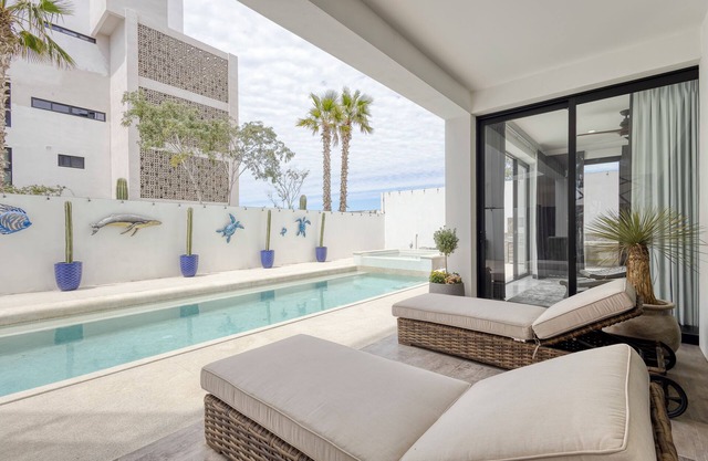 Luxury Condo in Vista Del Arco w/Pool & Jacuzzi