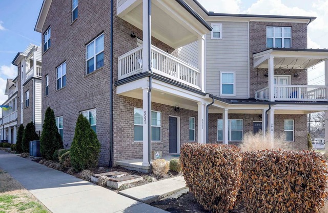 Luxury Condo-Sleeps 2-Pets-7min Broadway Nashville