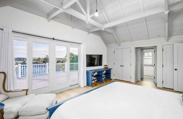 Luxury condo with all amenities. Pool tennis RPMS120