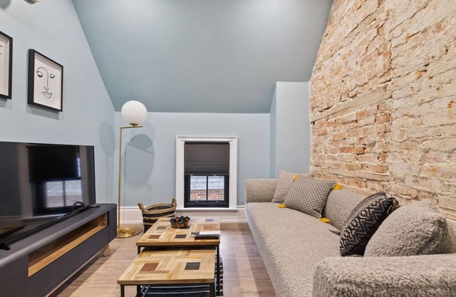 Luxury Contemporary Condo in Downtown Collingwood (97044)