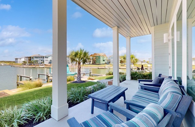 Luxury corner condo with central AC and pool & firepit access