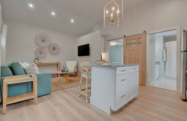 Luxury Cottage 1BR 1BA Fire Pit & Fenced Yard Walk to Beach Free WiFi