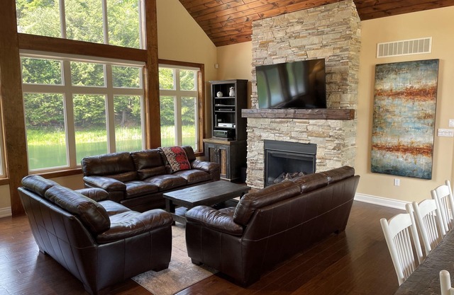 Luxury Cottage with Pristine Pond, Hot Tub & Fire Pit - *Monthly Rentals Only*