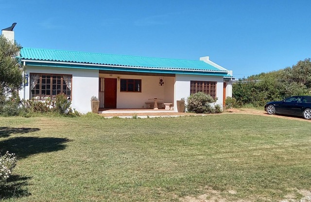 Luxury cottage with beautiful views of a lake in a nature reserve near the sea