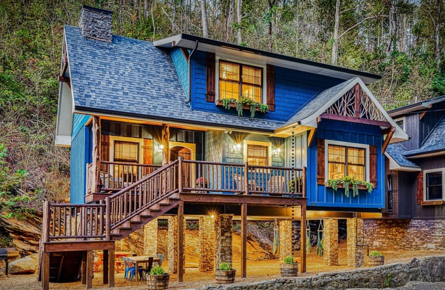 Luxury Creekside Chalet w/Free Attraction Tickets & Hot Tub - Walk to Downtown