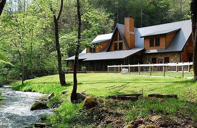 Luxury Creekside Lodge with Hot Tub & Game Room, Great for Large Groups!