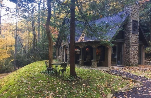 LUXURY Creekside Story Book Cottage 5 Secluded Acres of Lush FOREST & STREAMS
